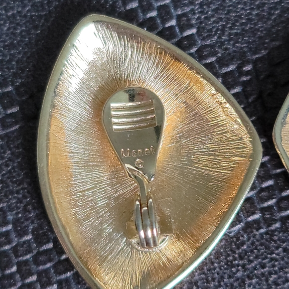Vtg NOS Monet Gold Tone Hammered Clip-On Earrings - Picture 7 of 8